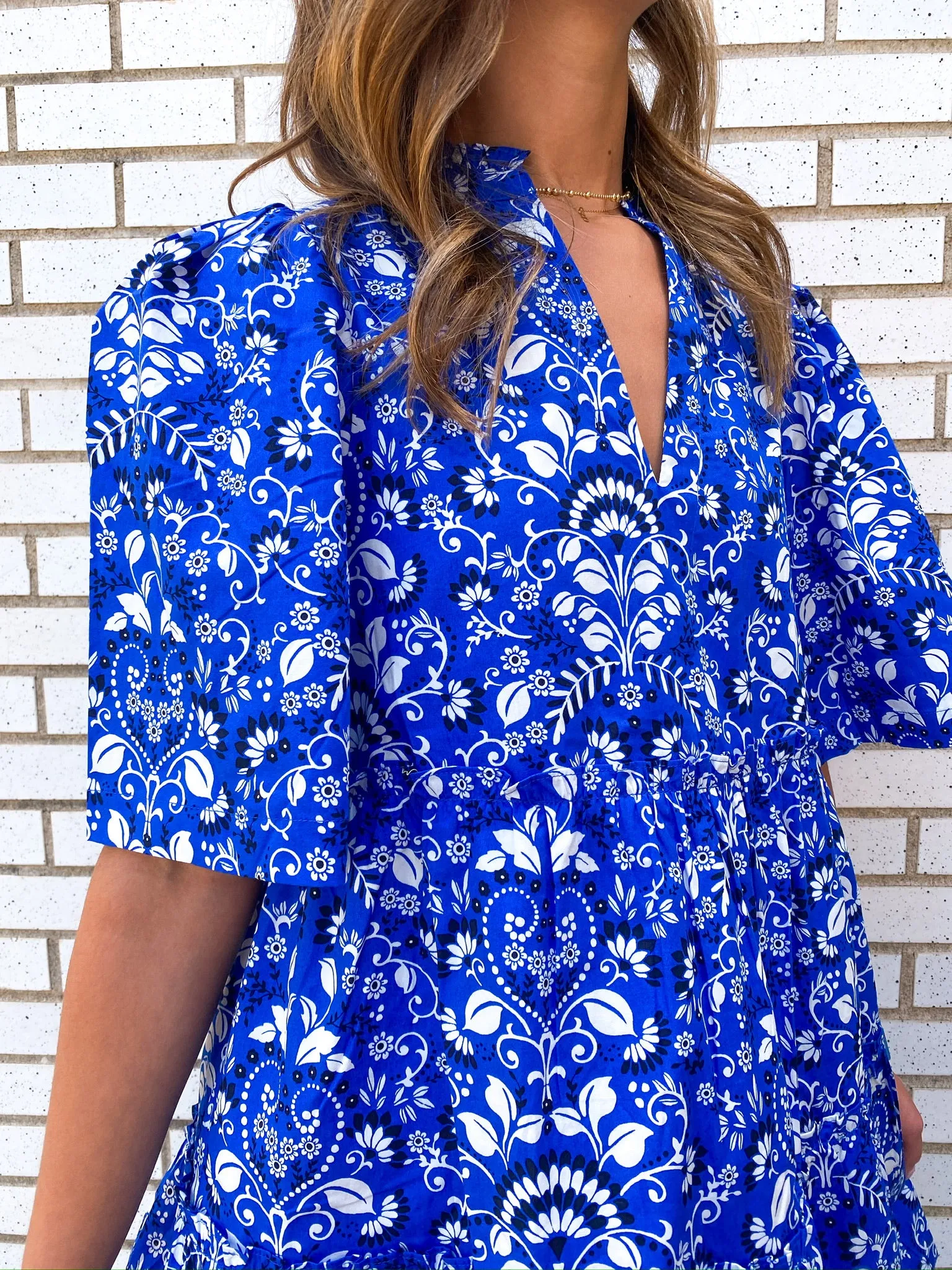 BLUE LULU FLORAL TOMALES SPLIT NECK SHIFT DRESS